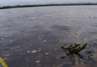 Así luce el río marañon, afectado por el derramede crudo.